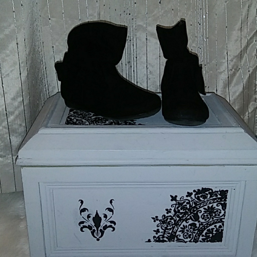 Girls suede boots.